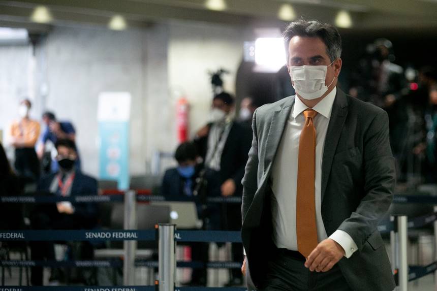 O ministro da Casa Civil, Ciro Nogueira, caminha pelo Senado de máscara. Ele olha para o lado e ao fundo sem veem jornalistas - Metrópoles