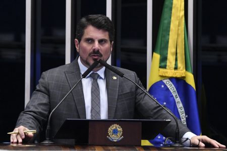 O senador capixaba Marcos do Val discursa no plenário do Senado Federal, diante de púlpito - Metrópoles