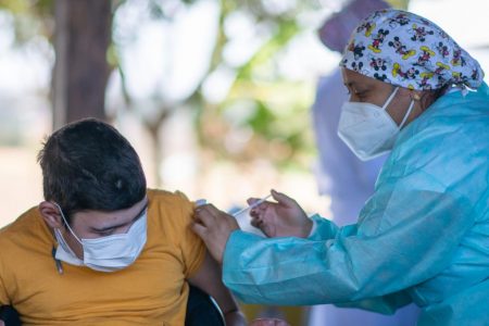 Início da vacinação contra Covid-19 de adolescentes de 12 a 17 anos com deficiência ou síndromes na UBS 1 da 612 Sul