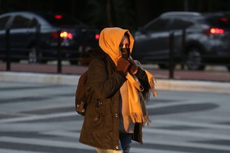 Rio de Janeiro tem noite de frio intensa. Muitos moradores de rua tentam se esquentar como podem nesta manhã (31/7)