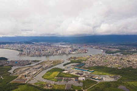 Imagem colorida com vista aérea do porto de santos - metrópoles