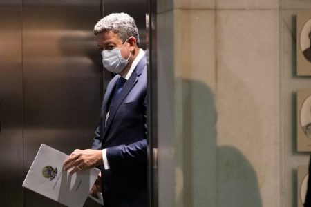 O presidente da Câmara dos Deputados, Arthur Lira, faz pronunciamento à imprensa, no Salão Verde da Câmara dos Deputados