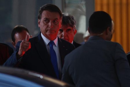 Presidente Bolsonaro e o ministro do GSI, Augusto Heleno, na janela do Ministério da Economia, após reunião 1
