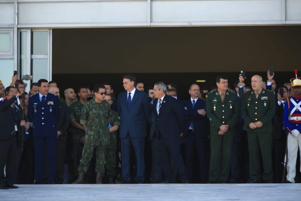 Desfile de carros militares para entregar um convite a Bolsonaro para operação Formosa