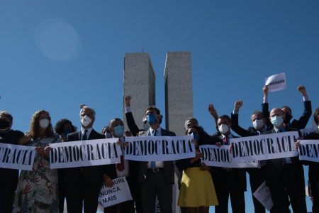 Deputados_protesto_desfile_voto impesso