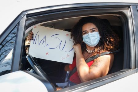 Mulher com cartaz 'Viva o SUS'