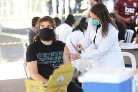 Vacinação dos jovens de 20 anos