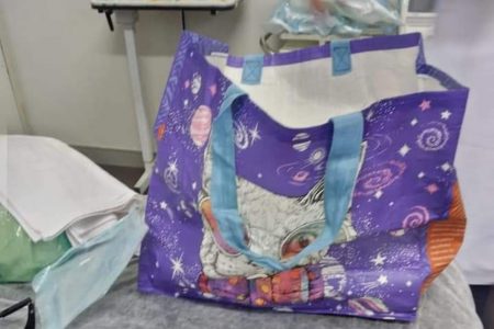 Bebê estava dentro de uma sacola, encontrada por um motorista de aplicativo no RJ