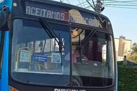 ônibus com letreiro "aceitamos xerecard"