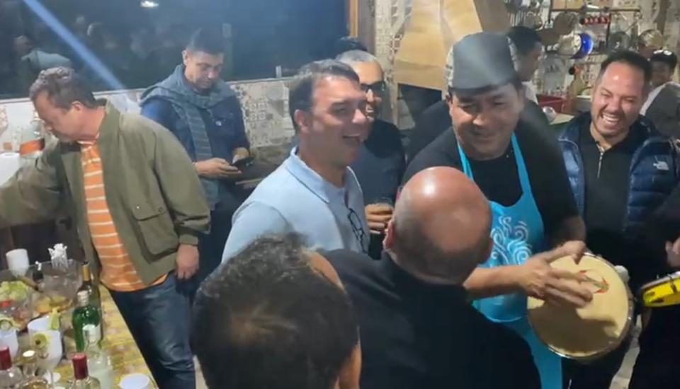 Flávio Bolsonaro em festa sem máscara