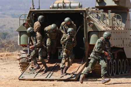 Demonstração operativa dos fuzileiros militares exercito navais da operação Formosa durante agenda do presidente bolsonaro 25