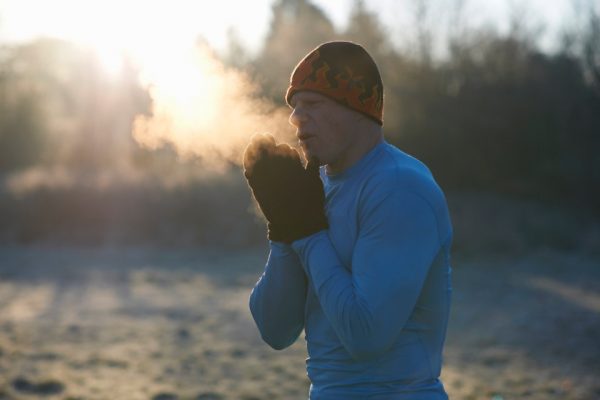 Imagem colorida de homem usando Acessórios para treinar no frio - Metrópoles