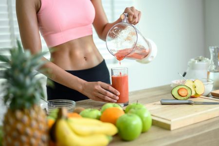 mulher colocando suco detox em copo - Metrópoles