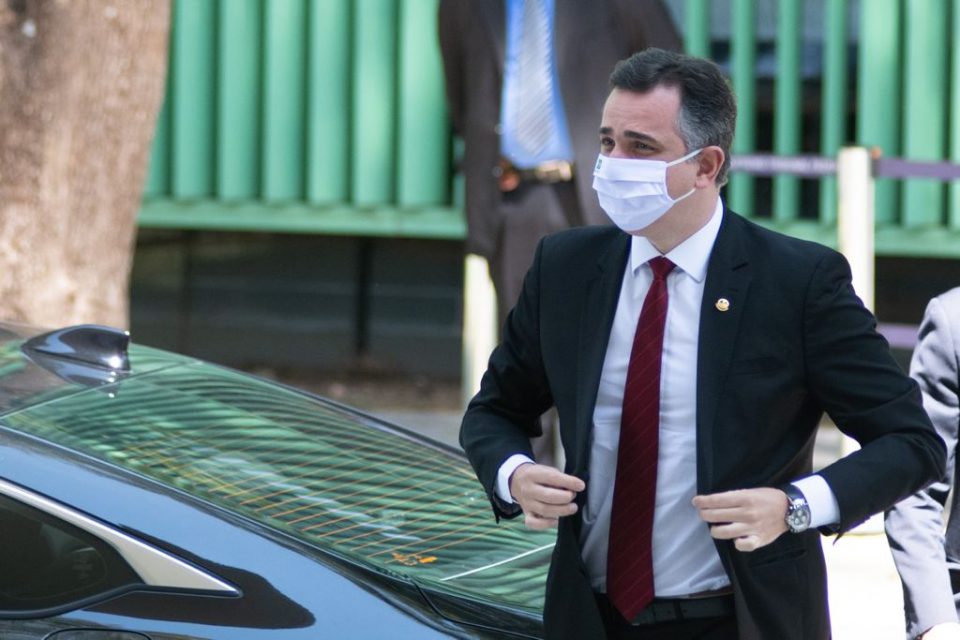 O presidente do Senado, Rodrigo Pacheco (DEM-MG), chega para reunião com o presidente do Supremo Tribunal Federal (STF), ministro Luiz Fux