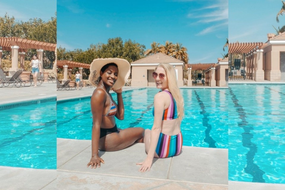 duas jovens mulheres na piscina