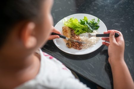 Prato de comida com arroz e feijão