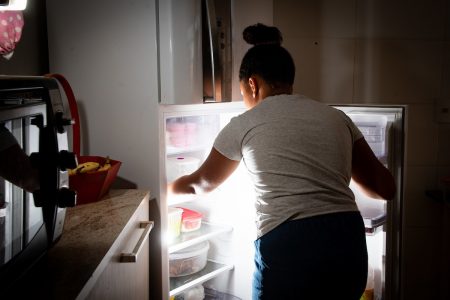 Menina abrindo geladeira