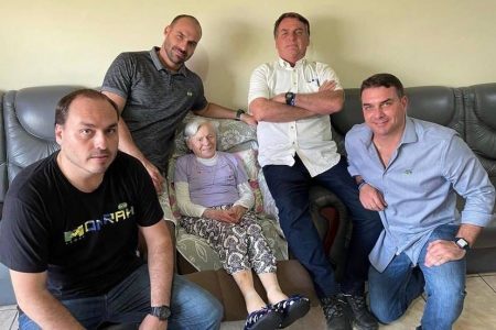 Flávio, Eduardo e Carlos Bolsonaro visitam avó, ao lado do presidente Jair Bolsonaro