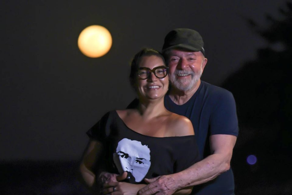 Janja e Lula abraçados