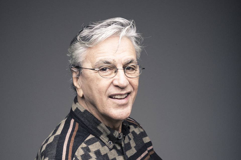 Foto colorida de Caetano Veloso. Ele está de camisa quadriculada escura, usa óculos de grau e tem cabelos grisalhos - Metrópoles