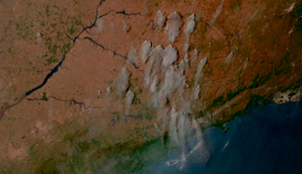 Imagem de satélite mostra fumaça do incêndio no Parque do Juquery chegando ao litoral