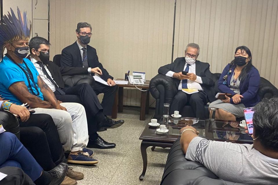 Renan Calheiros e Randolfe Rodrigues se encontram com lideranças indígenas