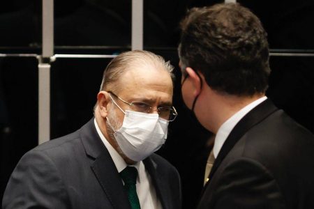 Procurador-geral Augusto Aras cumprimenta os senadores após a aprovação de sua recondução ao cargo