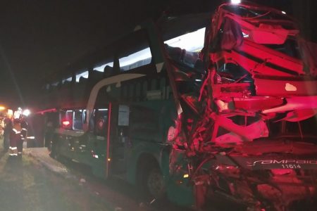 Acidente entre ônibus e caminhão na Dutra
