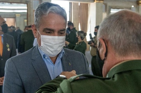 André Ceciliano recebe medalha do Exército