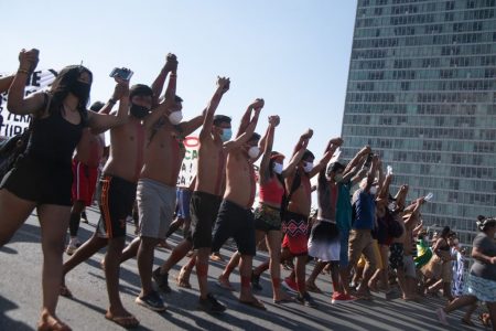 imagem colorida mostra indigenas protestando na esplanada dos ministérios contra o marco temporal - Metrópoles