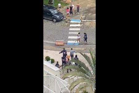 Babá se joga de 3° andar de prédio em Salvador