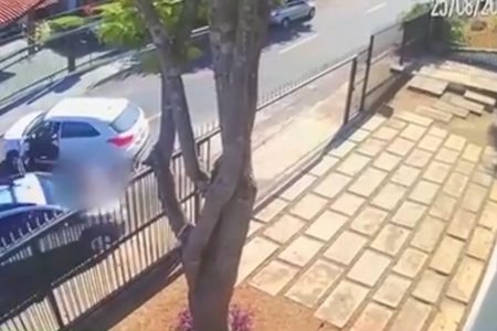 Mulher é atropelada na frente de casa
