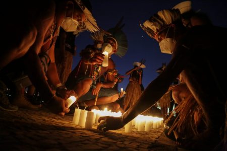 Indígenas acendem velas em frente ao STF para reivindicar direitos e acompanhar o julgamento no STF sobre as demarcações das terras no Brasil 1