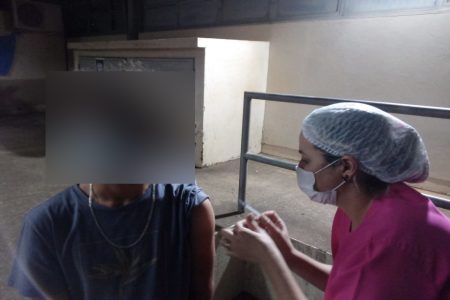 jovem é vacinado