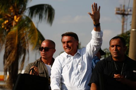 Voltando para o Comando de Operações Especiais, Bolsonaro desfila em carro e acena para apoiadores