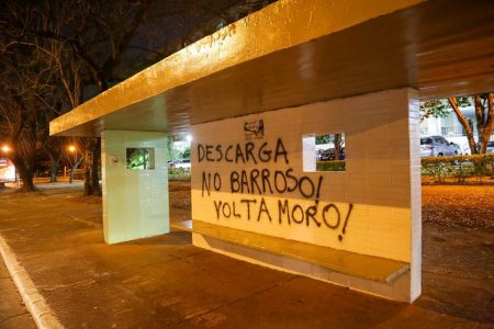 paradas de ônibus com pichações políticas