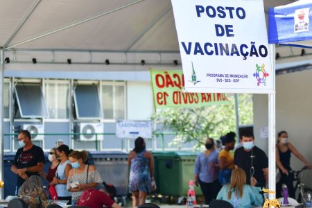Pessoas em posto de vacinação