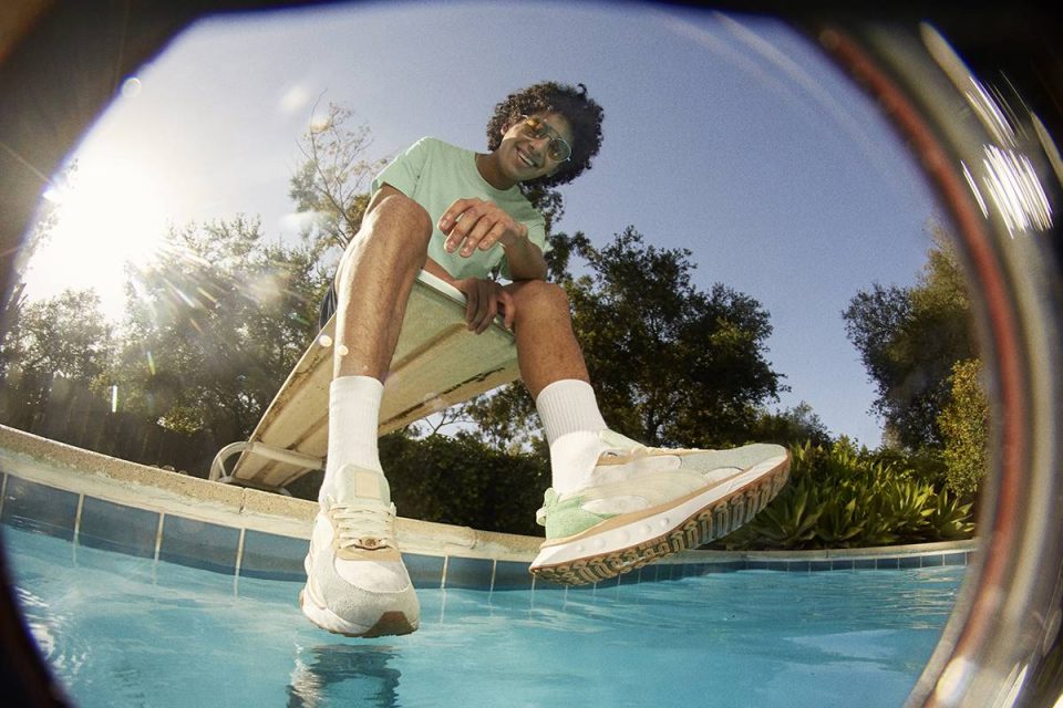 Modelo com tênis da collab