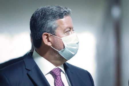 relator da reforma administrativa na Câmara, deputado Arthur Oliveira Maia (DEM-BA), entregou o texto com seu parecer ao presidente da Casa, Arthur Lira
