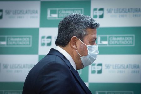 relator da reforma administrativa na Câmara, deputado Arthur Oliveira Maia (DEM-BA), entregou o texto com seu parecer ao presidente da Casa, Arthur Lira