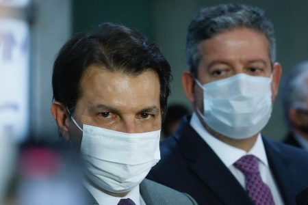 relator da reforma administrativa na Câmara, deputado Arthur Oliveira Maia (DEM-BA), entregou o texto com seu parecer ao presidente da Casa, Arthur Lira