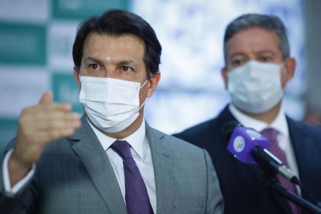relator da reforma administrativa na Câmara, deputado Arthur Oliveira Maia (DEM-BA), entregou o texto com seu parecer ao presidente da Casa, Arthur Lira
