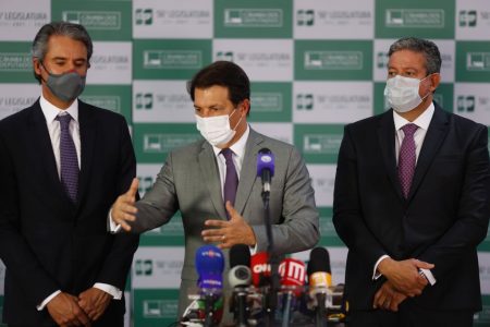 relator da reforma administrativa na Câmara, deputado Arthur Oliveira Maia (DEM-BA), entregou o texto com seu parecer ao presidente da Casa, Arthur Lira