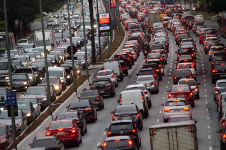 Carros - Trânsito na Avenida 23 de Maio em SP