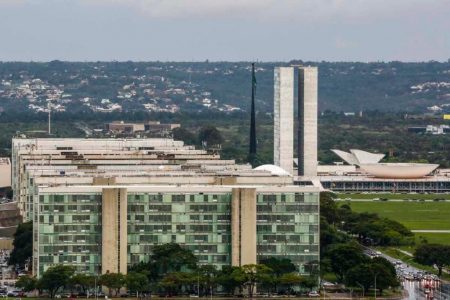 Imagem aérea colorida mostra Esplanada dos Ministérios, em Brasília (DF) - Metrópoles