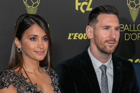 Foto colorida de Messi e Antonella em evento - Metrópoles