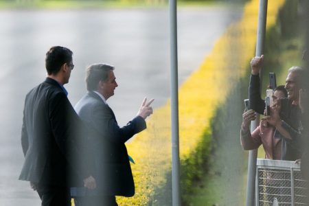 O presidente Jair Bolsonaro cumprimenta apoiadores no Palácio da Alvorada