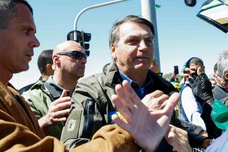 Presidente Jair Bolsonaro em motociata com apoiadores do governo.