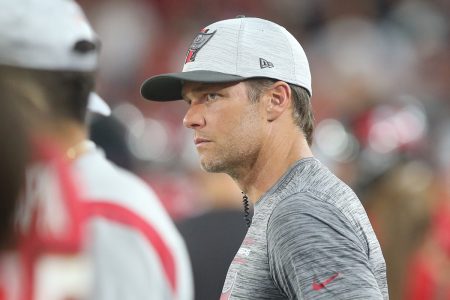 Foto colorida de Tom Brady de perfil e usando boné - Metrópoles