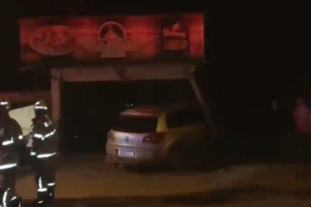Carro invade pizzaria no DF